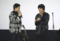 左から秋沢健太朗、山崎まさよし。