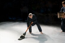 鈴木敏夫による揮毫の様子。（撮影：山本彩乃）