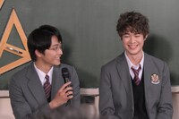 左から佐藤寛太、宮沢氷魚。