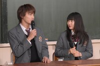 左から野村周平、桜井日奈子。