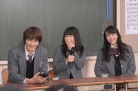 左から野村周平、桜井日奈子、松井愛莉。