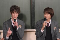 左から宮沢氷魚、野村周平。