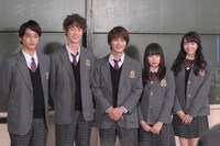 「僕の初恋をキミに捧ぐ」合同囲み取材の様子。