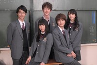 「僕の初恋をキミに捧ぐ」合同囲み取材の様子。