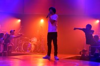 「チワワちゃん」公開直前イベントより、Have a Nice Day!のライブの様子。