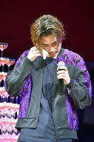 汗を拭う成田凌。