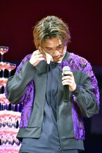 汗を拭う成田凌。