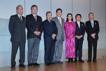 左から日本アカデミー賞協会事務局長・富山省吾、日本アカデミー賞運営委員長・小畑良治、西田敏行、日本アカデミー賞協会会長・岡田裕介、蒼井優、日本アカデミー賞協会実行委員長・村松秀信、日本アカデミー賞協会総合プロデューサー・大角正。