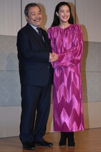 左から西田敏行、蒼井優。