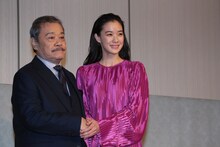 左から西田敏行、蒼井優。