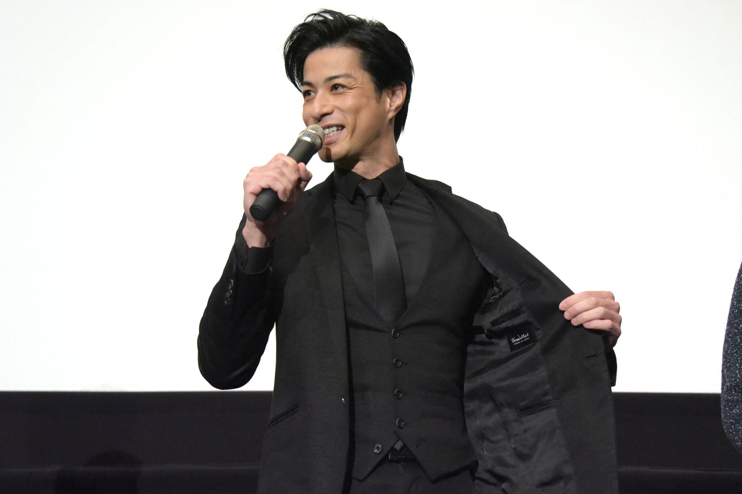 劇中衣装は露出が多かったことから「今日はちゃんと、ジャケットの下にシャツを着ております」と挨拶する進藤学。