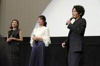 左から滝裕可里、高田夏帆、赤楚衛二。
