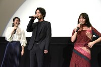 上裸のポスターを女性キャストに批判されたと告白する赤楚衛二（中央）。