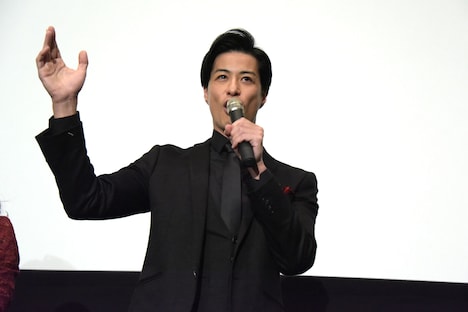 観客にオチョダンスの発声法をレクチャーする進藤学。