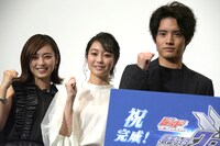 左から滝裕可里、高田夏帆、赤楚衛二。