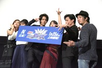 “オチョ風”のポーズを取る登壇者たち。