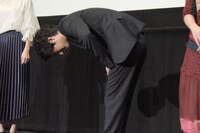 高田夏帆に謝罪する赤楚衛二。