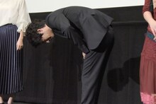 高田夏帆に謝罪する赤楚衛二。