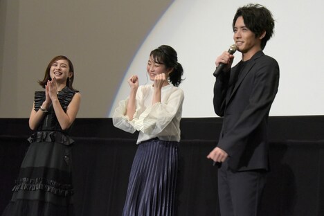 「ビルドのヒロインは夏帆ちゃんです！」と宣言する赤楚衛二（右）とガッツポーズをする高田夏帆（中央）。