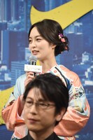 朝倉あき（奥）