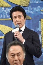 鹿賀丈史（奥）