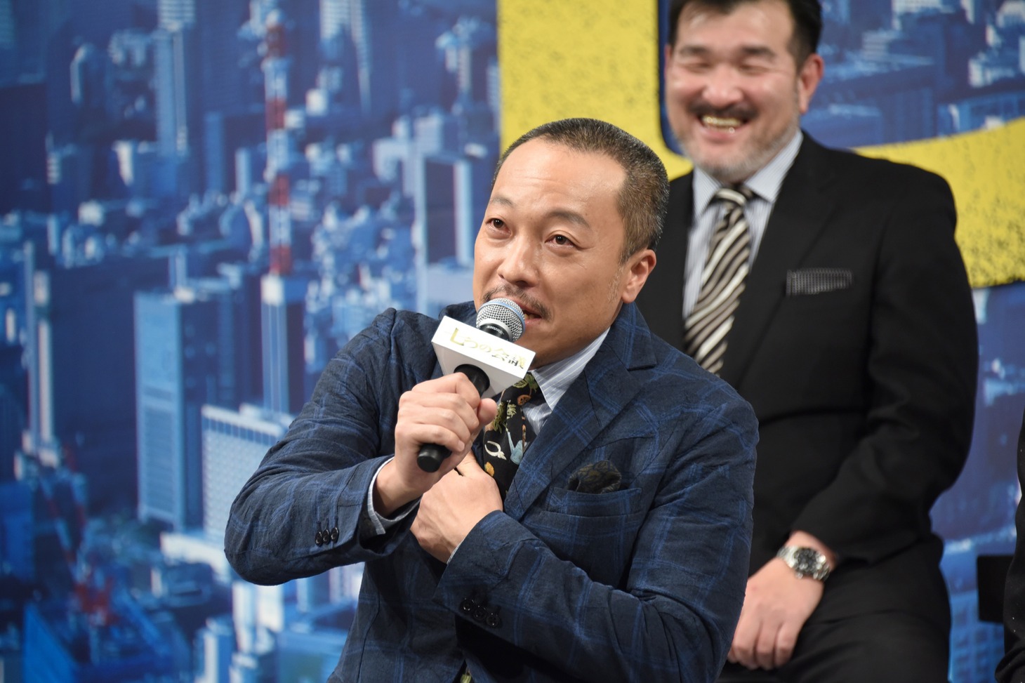 緊張で体が攣ったことを訴える音尾琢真。
