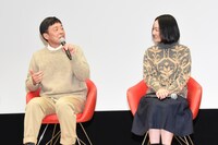 左から光石研、黒木華。