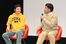 左から岡山天音、光石研。