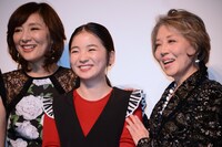 左から生田智子、福地桃子、水野久美。