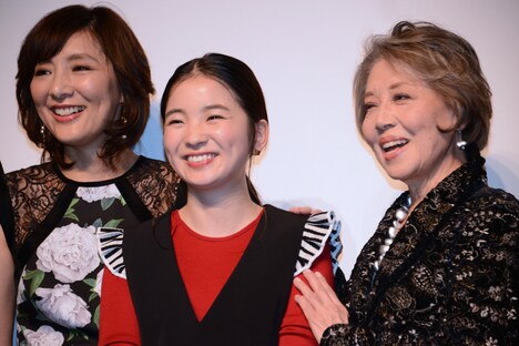 左から生田智子、福地桃子、水野久美。
