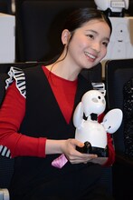 OriHimeを抱く福地桃子。