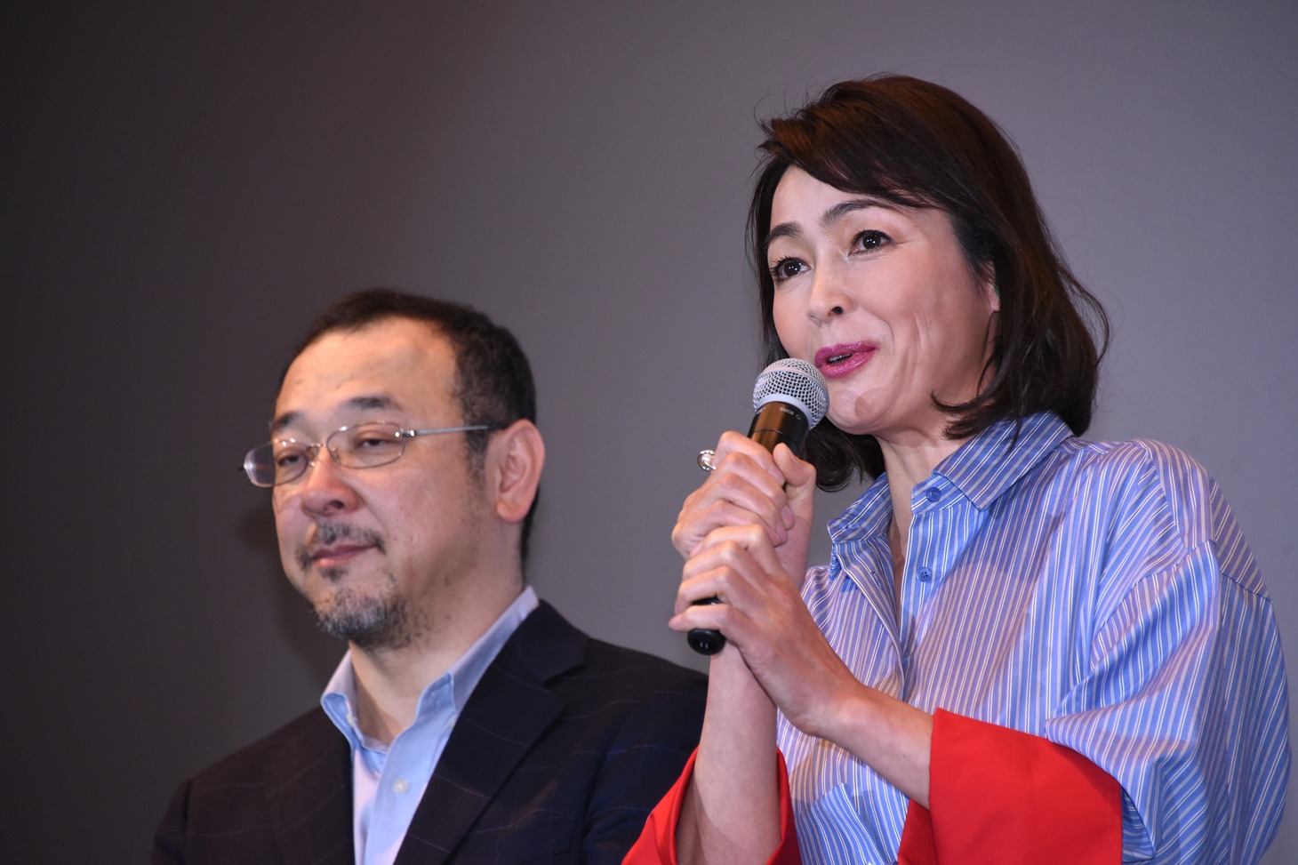 左から川村泰祐、財前直見。