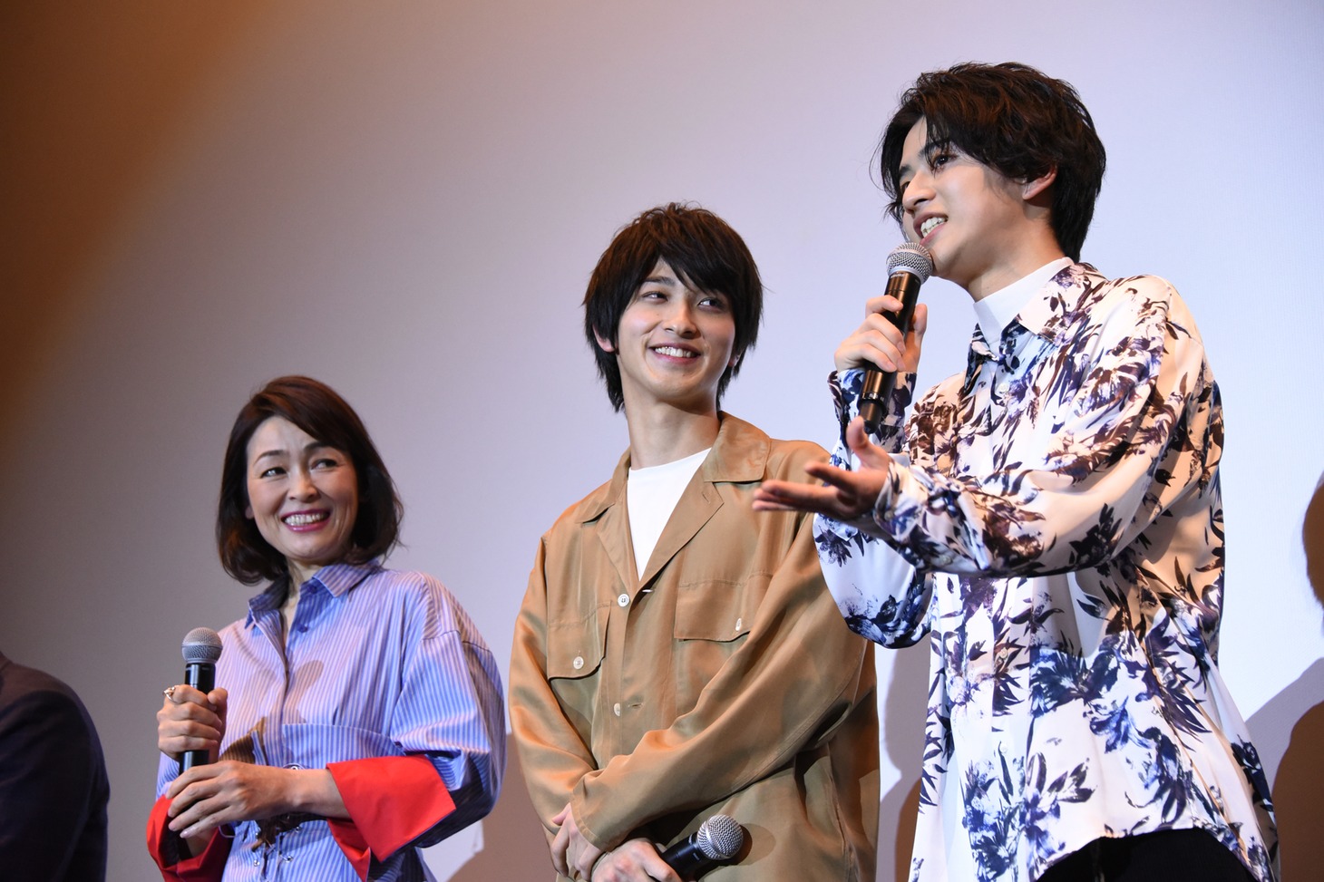 左から財前直見、横浜流星、飯島寛騎。