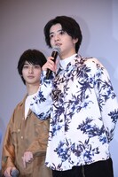 飯島寛騎（右）。