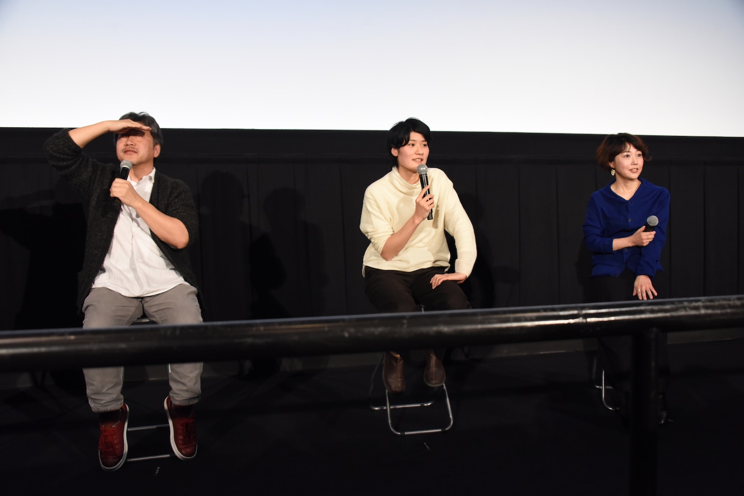 観客からの質問を募る登壇者たち。