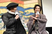 左から野村周平、佐野岳。