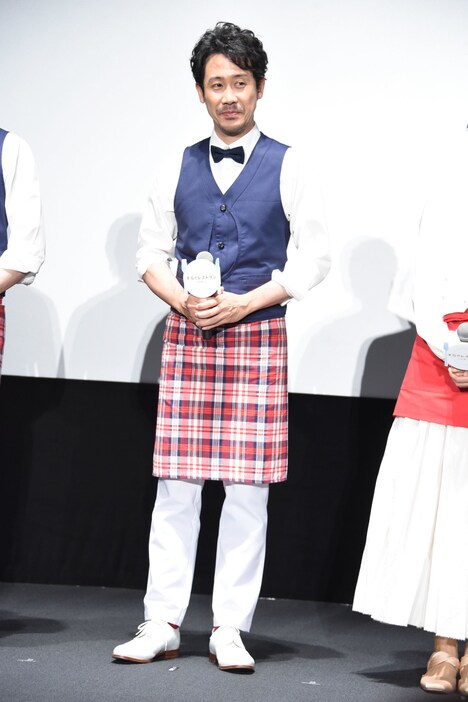 ギャルソン風の衣装を着た大泉洋。