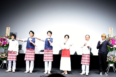 「そらのレストラン、プレオープンにようこそ！」と観客を歓迎する登壇者たち。