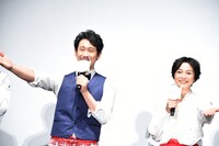 そらのレストラン、プレオープンにようこそ！」と観客を歓迎する大泉洋（左）と本上まなみ（右）。