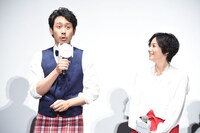 進行台本のセリフを忘れたことについて、言い訳をする大泉洋（左）。