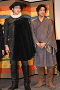 左から野村周平、佐野岳。