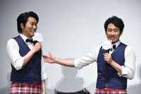高橋努（左）に「大スター」と言われ、まんざらでもなさそうに「やめなさいって」と言う大泉洋（右）。
