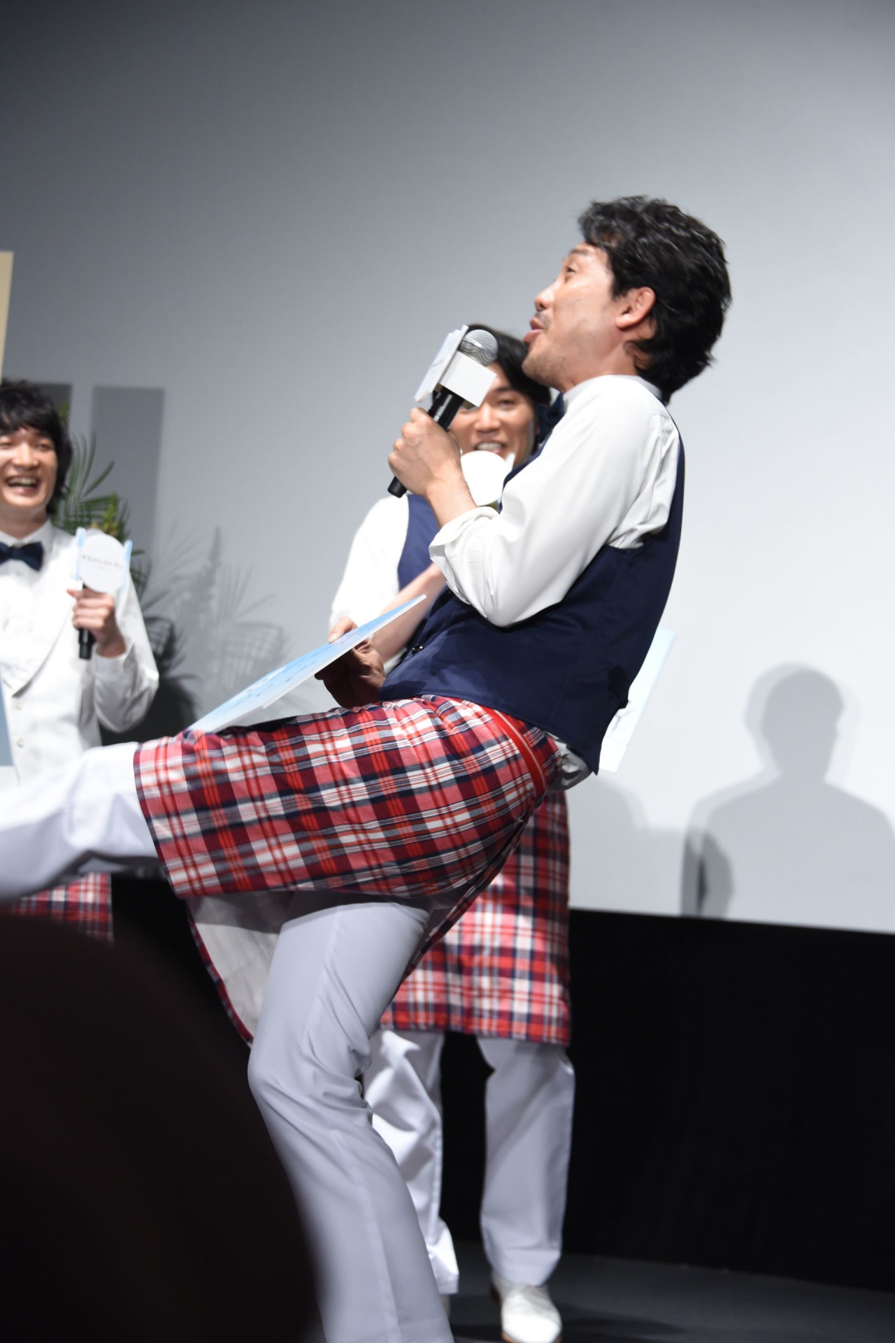 マキタスポーツが露天風呂で転んだときの様子を再現する大泉洋。