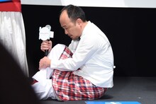 露天風呂で転んだあとの落ち込みようを再現するマキタスポーツ。