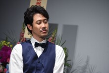 澤部渡の歌声に聴き入る大泉洋。