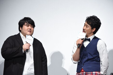 澤部渡（左）に、「クレジットに僕の名前も入れてもらってもいいですか？」と交渉する大泉洋（右）。