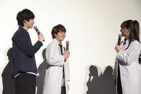 真面目な顔をしようとするも吹き出してしまう西銘駿（中央）。