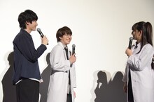 真面目な顔をしようとするも吹き出してしまう西銘駿（中央）。