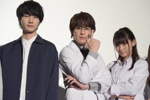 「劇場版 リケ恋～理系が恋に落ちたので証明してみた。～」完成披露上映会の様子。左から桜田通、西銘駿、浅川梨奈。
