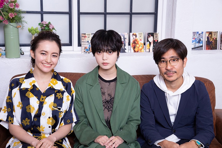 左手からアヤカ・ウィルソン、平手友梨奈、月川翔。